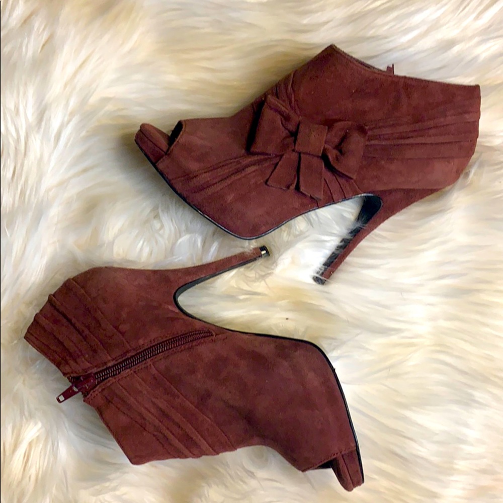 Aldo Ankle Heels with peep-toed opening